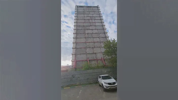 К чему приводит незаконная перепланировка. Пустой подъезд в доме на Рублевском шоссе 20.